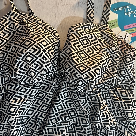 Swim Solutions Monochrome Geometric One Piece swim suit, nwt, 24w - Picture 4 of 10